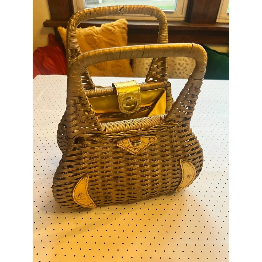Unbranded structured wicker